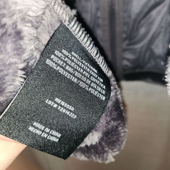 Faux Fur Jacket Size Medium. - Picture 5 of 6